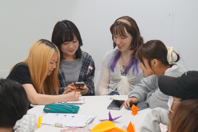 交流する学生たち