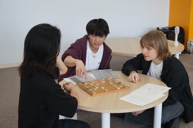 交流する学生たち