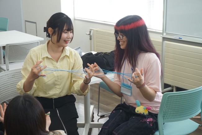 交流する学生たち