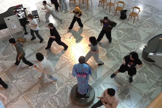 交流する学生たち