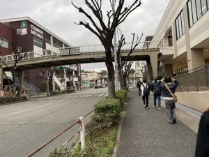 明舞センター前の県道を挟んで左側が明石市、右側が神戸市垂水区