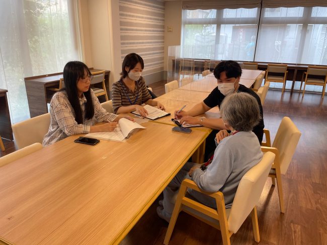 インタビュー中の様子(1)
