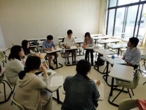 老人保健施設の支援相談員の方の話を聞く