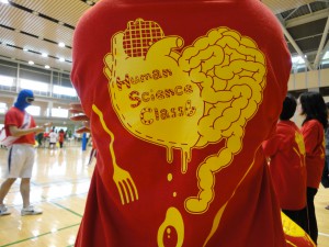 —人間科学科6組のおそろいのTシャツは、クラスの学生がデザイン。