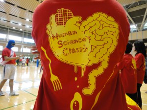 —人間科学科6組のおそろいのTシャツは、クラスの学生がデザイン。