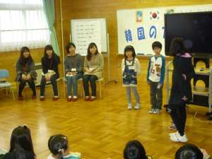 —本郷小学校で生徒たちが留学生にお礼を述べているところ。左から金ジヒョンさん、朴ジュヒョンさん、金ボラさん、イ・スルさん