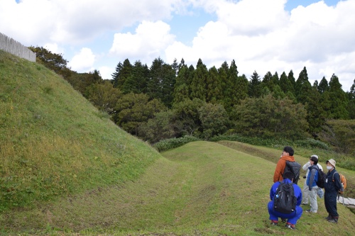 勝山館の切岸をのぞむ