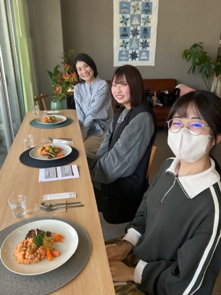 スタッフの長谷川さんと飛び入り参加の3年生