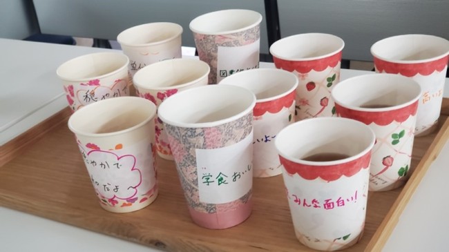 メッセージが書かれたカップ