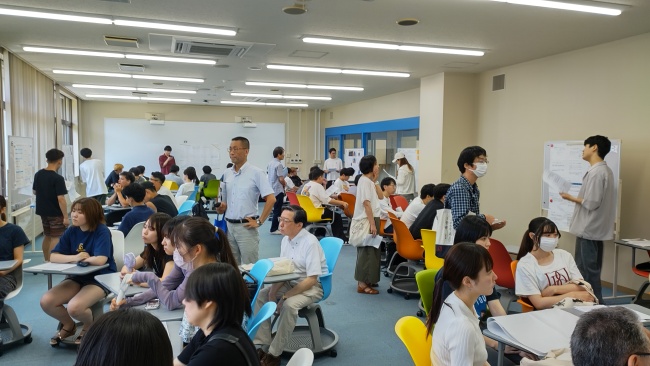 専門ゼミCの研究発表会の様子1