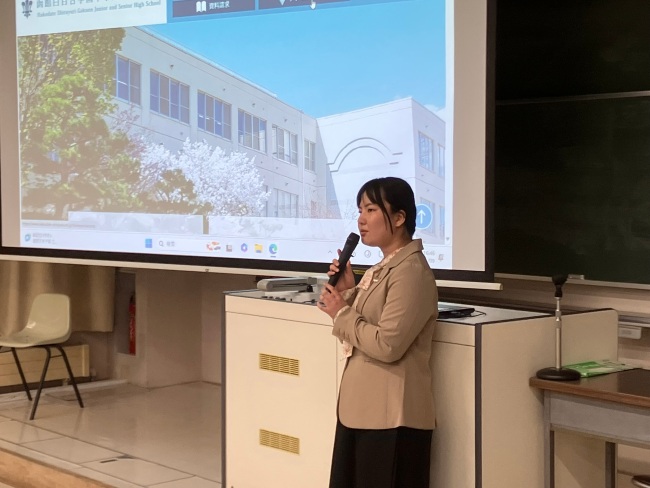 後輩に教師の魅力を力強く語る様子