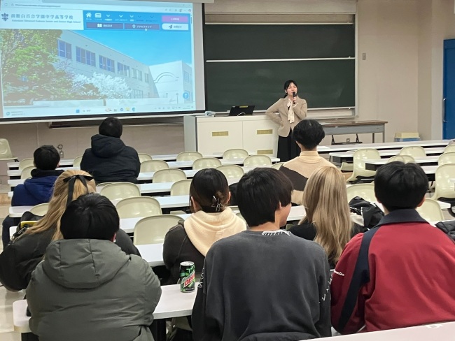教師を目指す学生が真剣に聞き入る様子