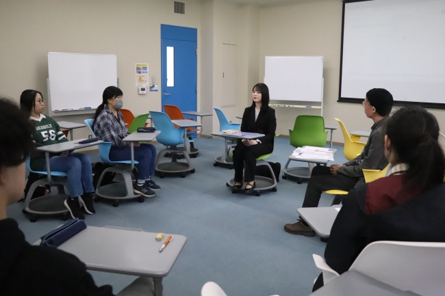質問一つひとつに丁寧に回答する卒業生