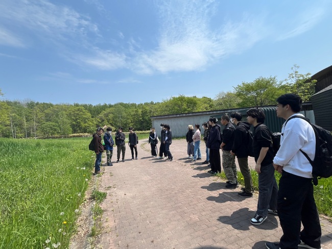 今日はここまで。この先が本格的な森です