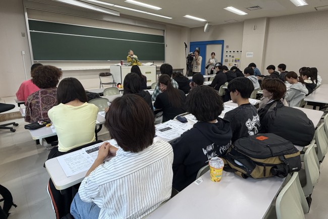 真剣に安積さんのお話に耳を傾けています。