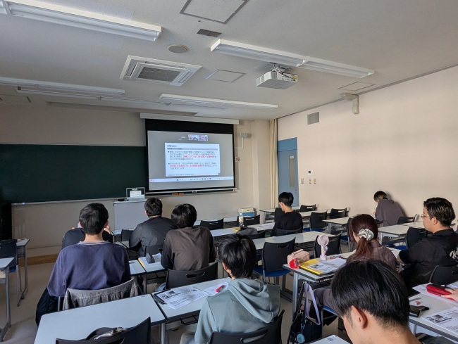 （2）蝦名校長先生の話を聴く学生たち（講話の後、質疑・対話を行いました。）