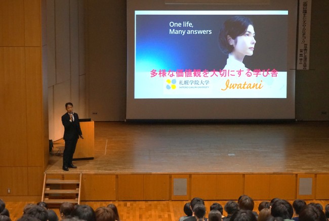 講演中の飯田氏