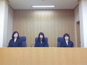 法廷内で記念撮影をしました(2)