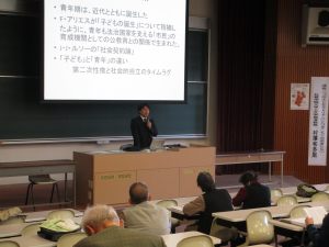 村澤和多里（本学教員）の講義の様子