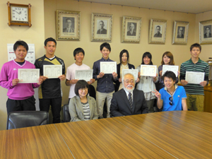 学長室での集合写真