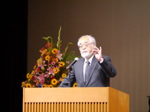 講演中の鶴丸俊明学長