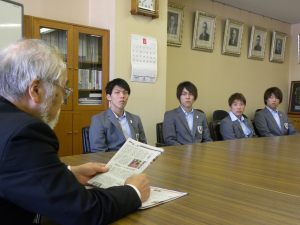 学長に結果を報告する男子チーム