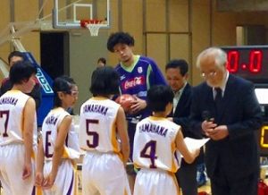 鶴丸学長より表彰