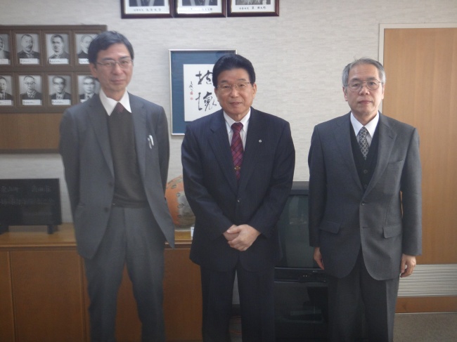 左から、平澤教授、椿原町長、小出学科長