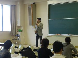 説明している橋本さん