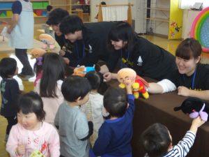 終了後は人形たちが子どもたちにあいさつ