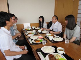 留学生と教職員との会食