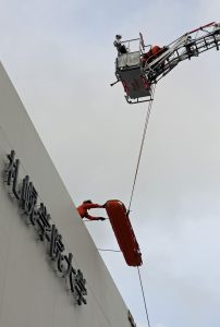 校舎の屋上に避難した要救助者をヘリコプターで救出