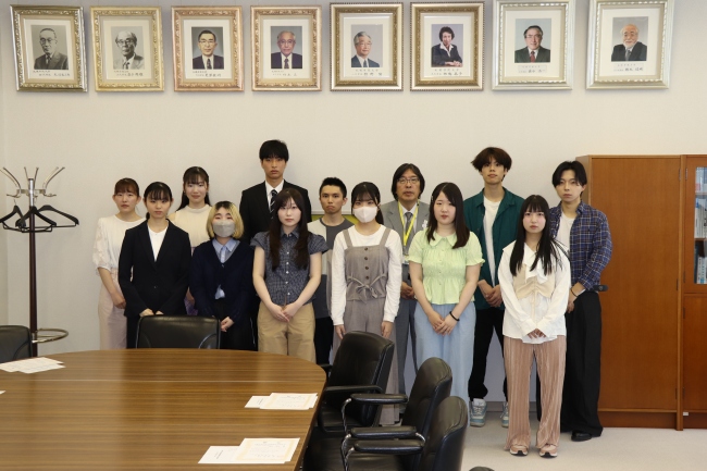 成績優秀者奨学生として表彰を受けた学生たち（江別キャンパス）