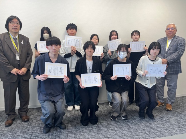 成績優秀者奨学生として表彰を受けた学生たち（新札幌キャンパス）