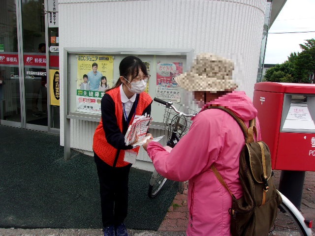 地域の方へ特殊詐欺防犯啓発のチラシを配布する水谷あおいさん
