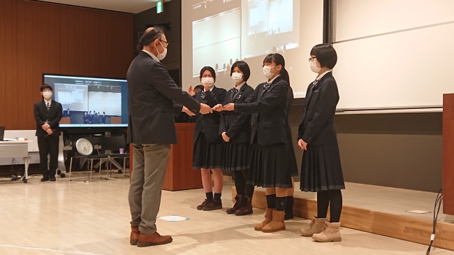 （最優勝賞の札幌国際情報高校B班へ学長から賞状授与）