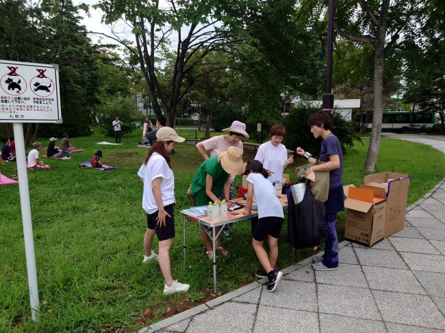 ヨガ開始前。まずは血圧測定から。