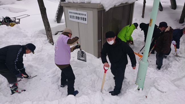 防災倉庫のまわりを中心に除雪