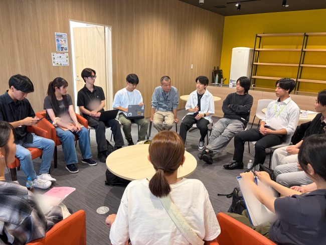 意見交換会の様子。輪になって江別について語り合います