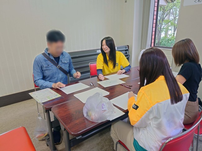 脳トレで無限大記号を書く参加者の様子