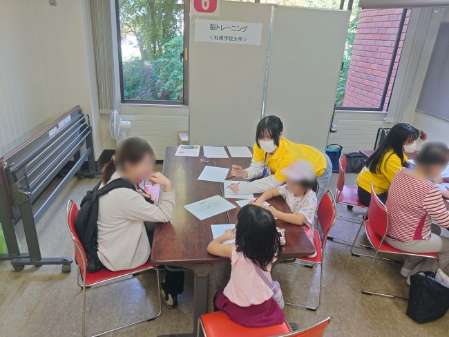 脳トレで無限大記号を書くお子さんの様子