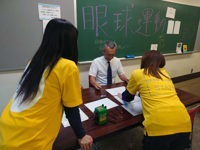 後藤市長が脳トレにチャレンジしている様子