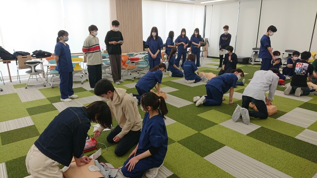 札幌看護医療専門学校の学生から指導を受けます