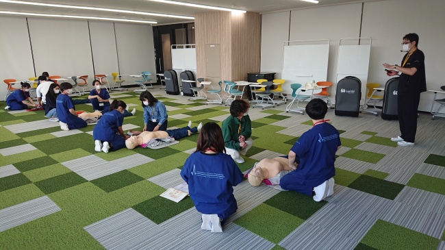 札幌看護医療専門学校の山田先生からレクチャーを受けます