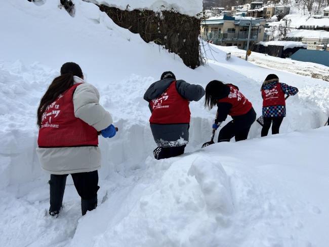 （制限時間20分で雪かきスタート）