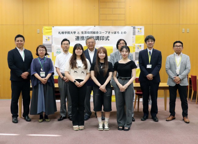 プレゼンを終えた学生を囲んで記念撮影