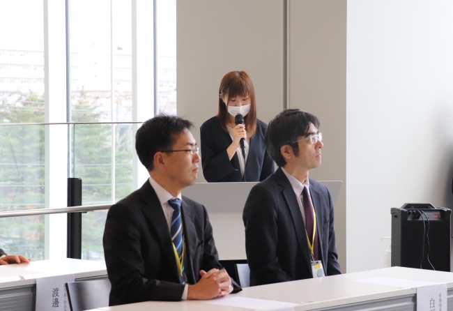 司会進行は経営学部4年の佐藤天音さん（写真中央）。