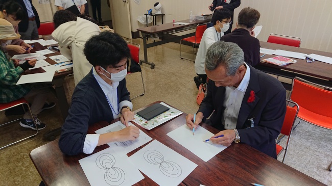 昨年10月に開催された江別市での「脳トレ」イベントの様子。写真右は後藤江別市長。