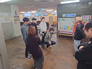 ショート動画撮影の様子(中央がヒロ福地さん)
