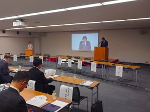 本学の地域連携の取り組みを紹介する菅原学長